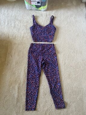 Worn once Old Navy Purple Leopard Print Active Set - Crop  & High-Waist Leggings